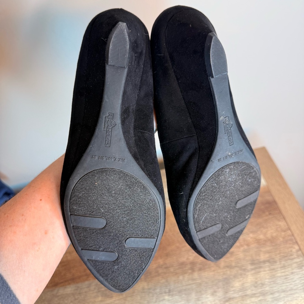 FERGALICIOUS Women’s Black Microfiber Kitten Wedge Heels Size 9.5 - Picture 9 of 10
